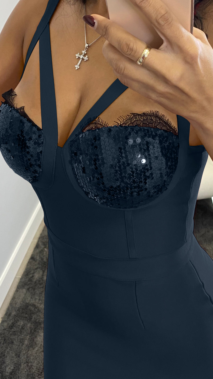 Vestido Bandage Rebeca negro de tirantes con copas de lentejuelas