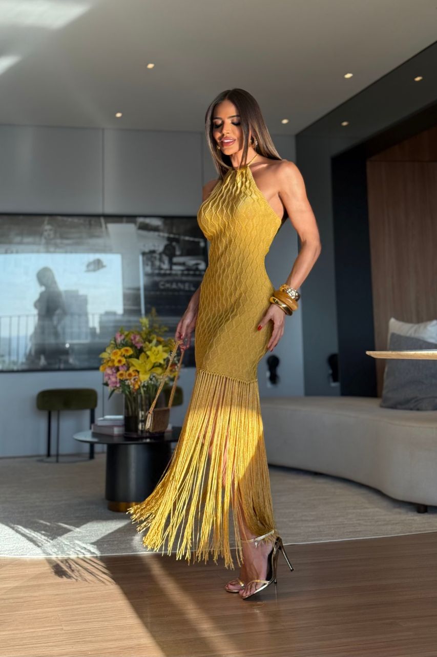 Manuela Vestido Exclusivo en Hilo con Flecos y escote en la espalda, Color Mostaza