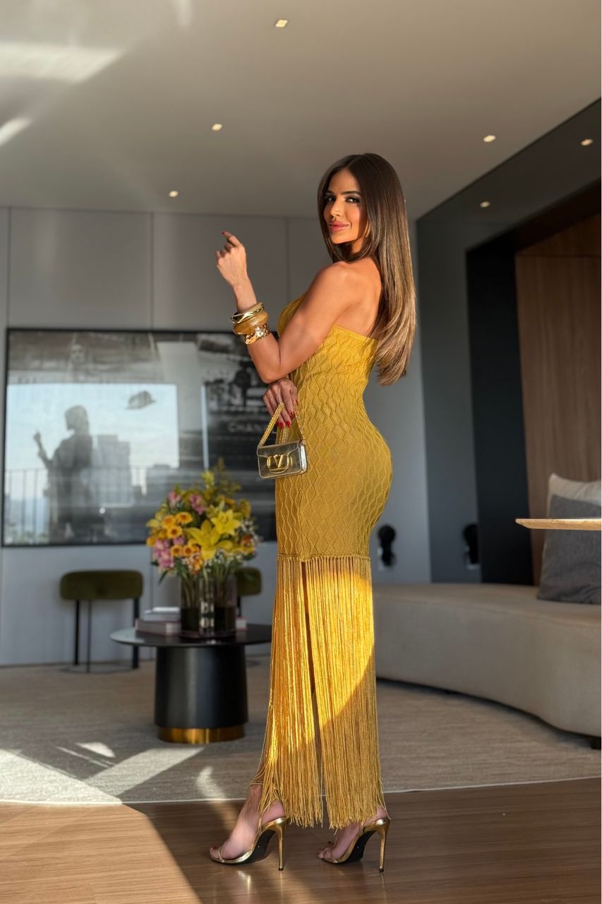 Manuela Vestido Exclusivo en Hilo con Flecos y escote en la espalda, Color Mostaza