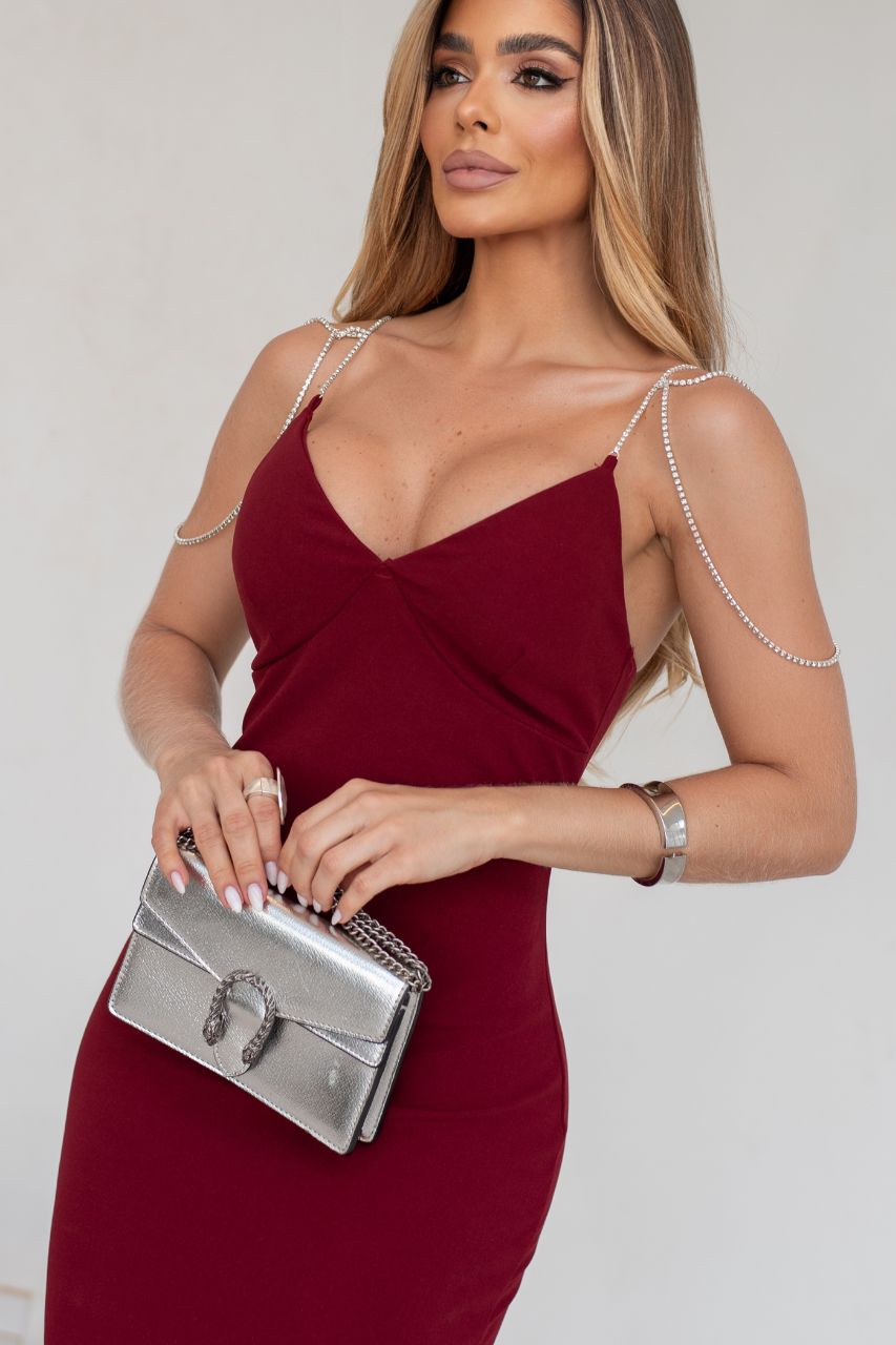 Dariana Vestido burdeos corto con tirantes de pedrería brillante