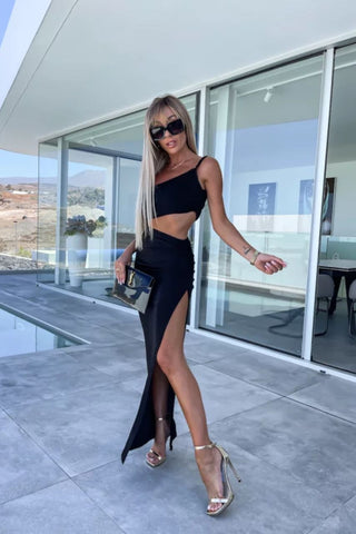 Image of Vestido Mérida Negro largo con escote y abertura en pierna