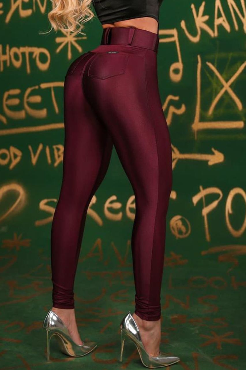 Pantalón Mía Vino Satinado con cinturón forrado