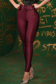 Pantalón Mía Vino Satinado con cinturón forrado