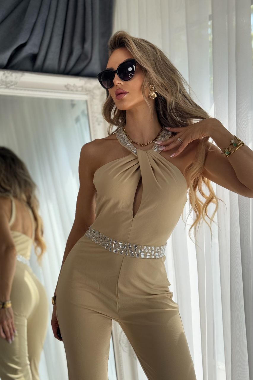 Xiomara Mono Largo Beige con escote y detalles plateados