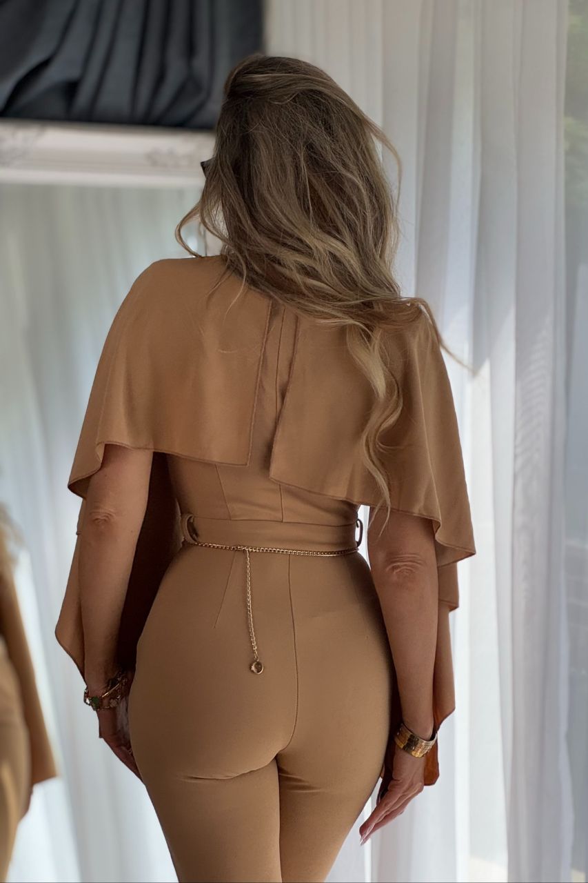 Viviana Mono Largo Beige con escote en V y mangas colgantes