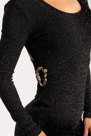 Vestido Cristina Negro manga larga con espalda semi desnuda y detalle dorado