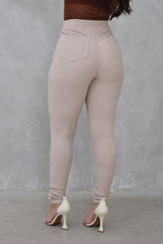 Pantalón Rossi Beige con detalle de botones