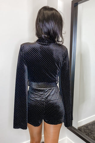 Image of Mono Diana Negro corto de terciopelo con mangas y cinturón