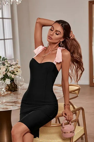 Image of Vestido Bandage Marleny negro con lazo en los hombros rosa