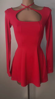 Camila Vestido Rojo con Tiras Cruzadas Manga Larga y Falda Acampanada