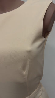 Keila Mono Largo beige con bota recta y detalle de hebilla dorada