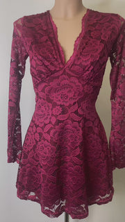 Sandy Vestido Corto de Encaje Granate con Escote en V y Manga Larga