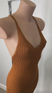Vestido Athena Color Teja Diseño de Punto con Espalda Descubierta y Ajuste Perfecto