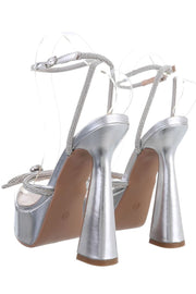 Zapatos Casandra Plata de tacón con detalles de pedrería y transparencias